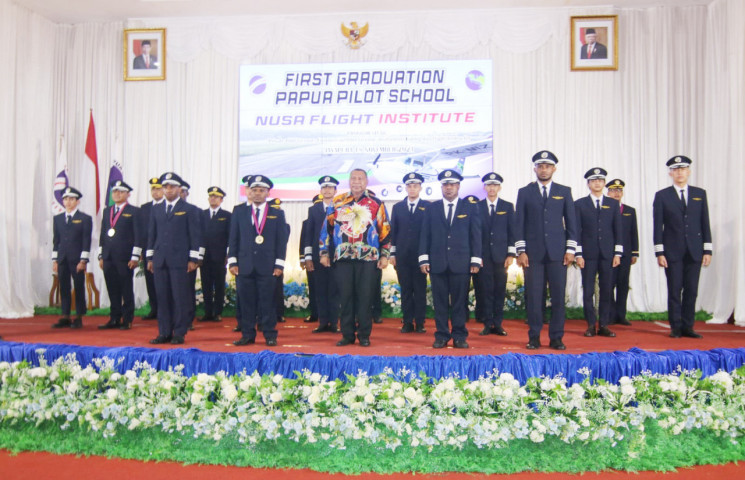 22 Pilot dan Instruktur Penerbangan Program Beasiswa Otsus Diwisuda